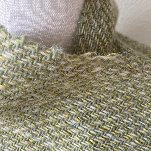 VINTAGE & HANDWOVEN green 🍐 & gold & cream wool scarf - Picture 6 of 7